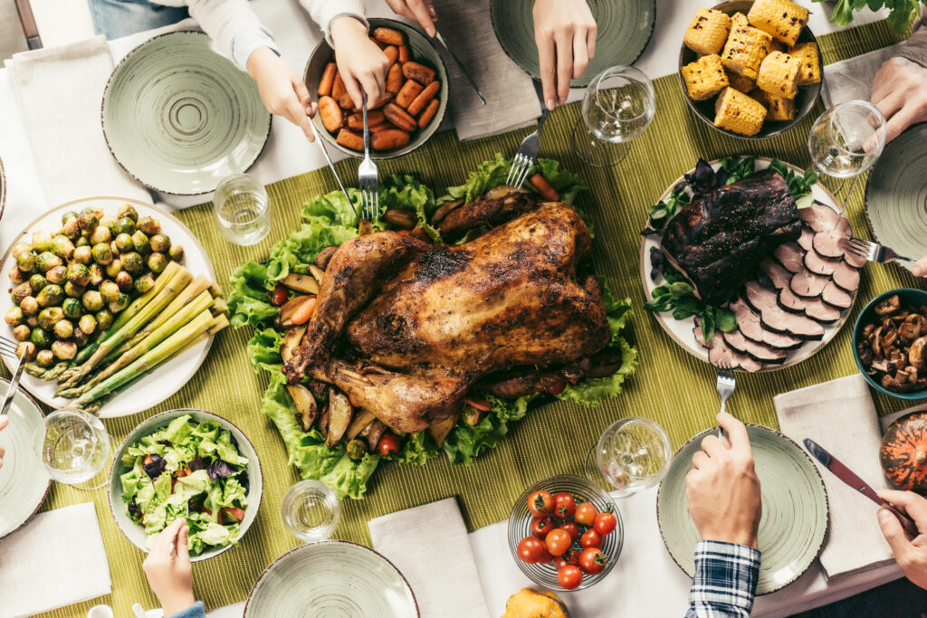 an extended family having Thanksgiving dinner together